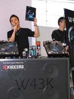 イベントブースでは、DJの今井雄也による解説が行なわれた
