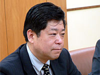 澤井氏は携帯電話とパソコンからの検索利用の違いを説明