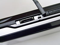 miniSDカードスロットの横に平型イヤホンジャック