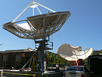 外には、受信用アンテナ（画面奥）と衛星送信用アンテナ（画面手前）が2基ずつ設置されている