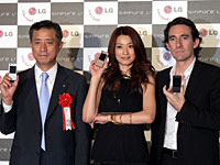 LG電子ジャパンの李揆弘氏（左）とヨンア（中央）、グエナエル・ニコラ氏（右）