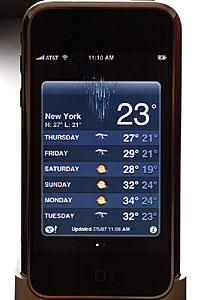 Weather Report。製品出荷時にはAppleのあるCupertinoの天気予報が表示されるようセットされていた。気温の表示も摂氏華氏の両方が選べる