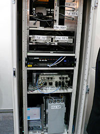 コグニティブ無線のデモで用いられた装置。通信方式ごとに異なる