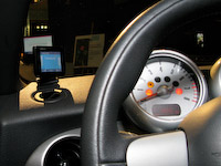 車載用のケータイ連携モニター。Bluetoothでケータイに接続し、カーオーディオと連携したり、さまざまな情報を表示させる。運転中にも使いやすいような専用コントローラーもある
