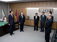 増田総務相（左）と、ワイヤレスブロードバンド企画の田中氏（右奥）、ウィルコムの喜久川氏（右手前）