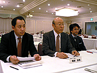左から事務局長の岸原氏、座長の堀部氏、座長代理の中村氏
