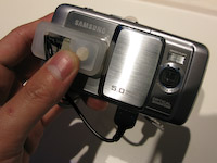 G800の背面はレンズカバーがあり、まるでデジタルカメラのようなデザイン