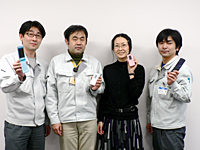 左から機構設計担当の小林氏、プロジェクトマネージャーの山口氏、商品企画担当の佐藤氏、電気設計担当の島田氏