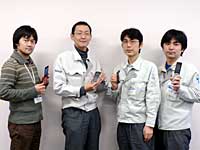 左からデザイン担当の浅野氏、プロジェクトマネージャーの三浦氏、機構設計担当の太田氏、電気設計担当の島田氏、 