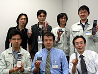 P906i開発陣。前列左から片山氏、松尾氏、藤原氏