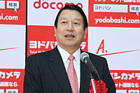 ヨドバシカメラ店頭で挨拶するドコモ山田氏。まもなくドコモ社長に就任する