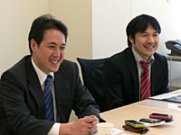 ウィルコムの寺尾氏（左）と同社サービス企画部の生田氏（右）