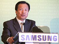 Samsung Electronics 携帯機器部門のトップJK Shin氏はタッチインターフェイスの直感的な操作感をアピール