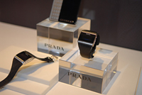 PRADA LINKはBluetoothで接続する腕時計で、着信やSMSの確認などが可能