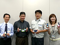 左からプロジェクトマネージャーの石川氏、商品企画の菅田氏、ソフトウェア担当の高橋氏、コンテンツ担当の關氏