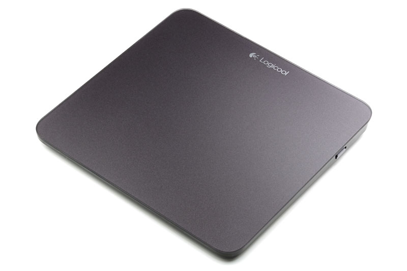 ロジクールの「Logicool Wireless Rechargeable Touchpad T650」。Windows 7/8対応の無線式/充電式タッチパッド。4本指までのマルチタッチ操作に対応している。本体のほか、充電用USBケーブルとUnifying対応USBレシーバーが同梱されている